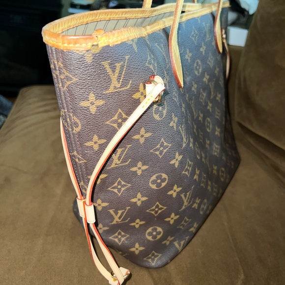 Louis Vuitton Neverfull MM Bag - Picture 5 of 11